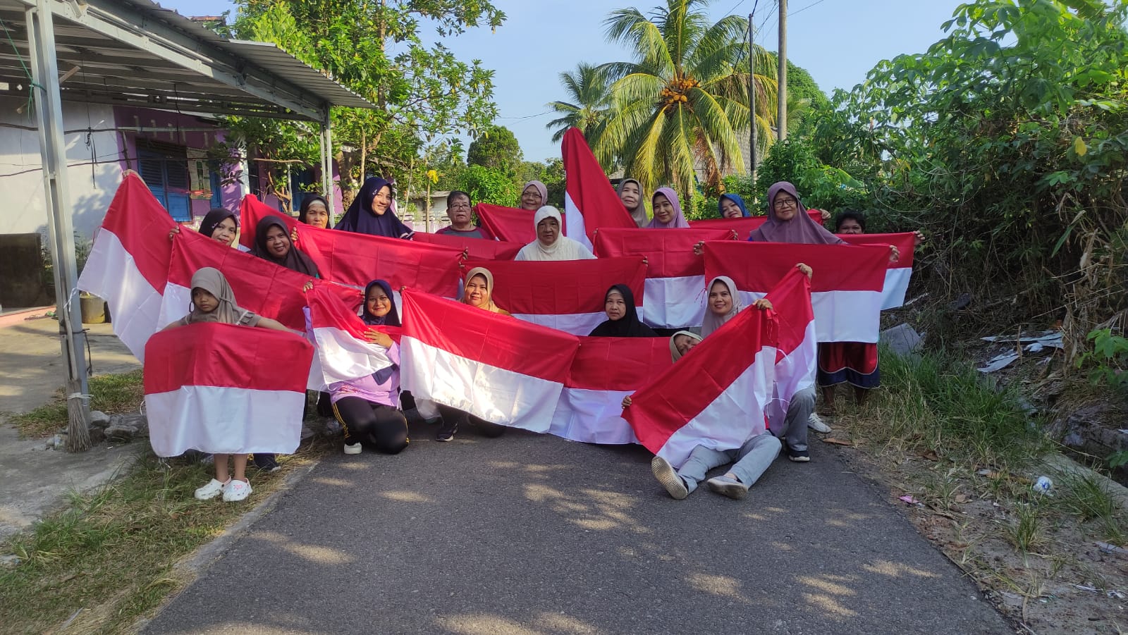Dinas Lingkungan Hidup Bateng Melakukan Gerakan Pembagian Bendera Merah Putih di Lingkungan kabupaten Bangka Tengah
